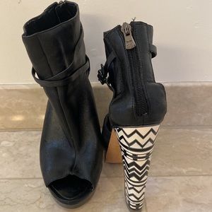BCBGMaxAzria black leather peep toe platform with graphic black&white deco heels
